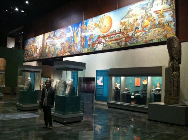 Rina con su mural en el MNAH