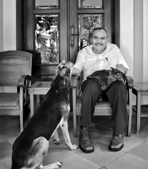 Eraclio Zepeda, escritor chiapaneco, recibió el Premio Nacional de Ciencias y Artes 2014, en el área de Lingüística y Literatura. A sus 77 años es docente y coordinador del Seminario de Arte y Cultura de la Universidad de Ciencias y Artes de Chiapas.