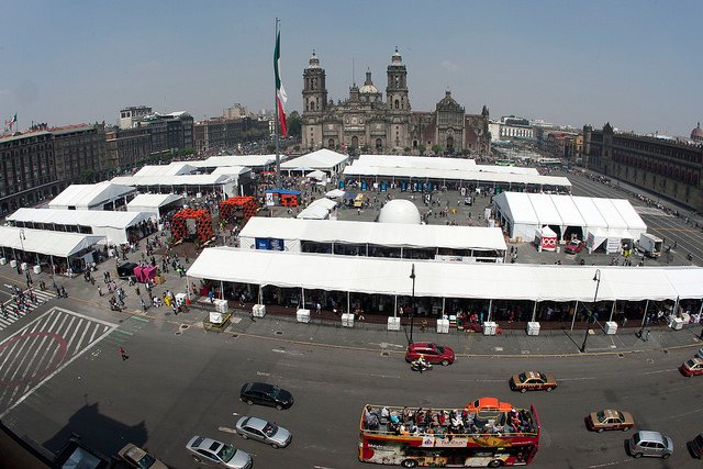 Vista Aérea de la 14 Feria Internacional del Libro en el Zócalo de la Ciudad de México. Foto Secretaría de Cultura, CDMX