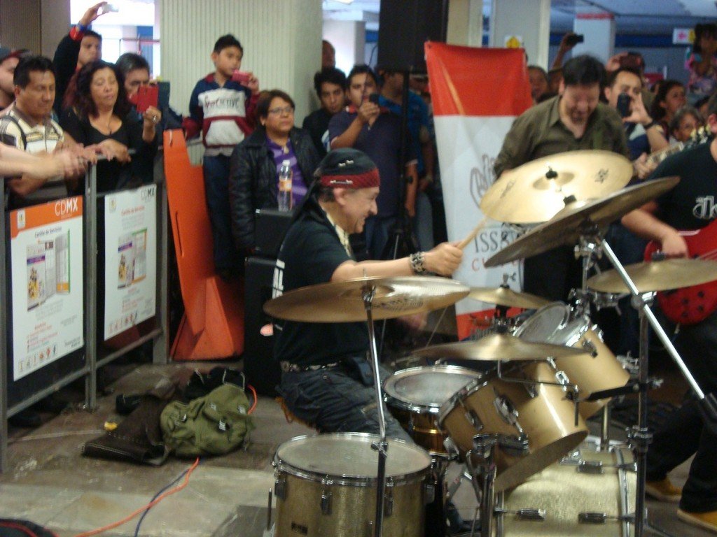 Los pasillos de la estación del metro Pino Suárez se estremecieron con la música de The Crystal Ship Band, que desde 2005  comienza su viaje musical  con el propósito de rendir tributo a una de las mejores bandas de rock de todos los tiempos: The Doors. Decenas de personas, sobre todo de la tercera edad, se electrizaron con la música de esta banda mexicana.  Entre los miembros del grupo destaca Miguel Caldera, un joven de 65 años,  el baterista, quien con los sonidos de su batería magnetizó  a los espontáneos bailarines de la música de The Doors.