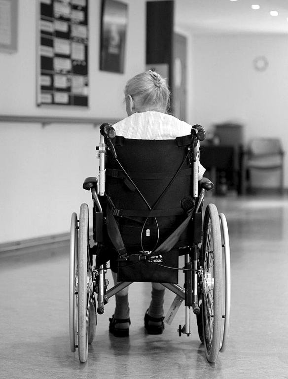 anciana en silla de ruedas