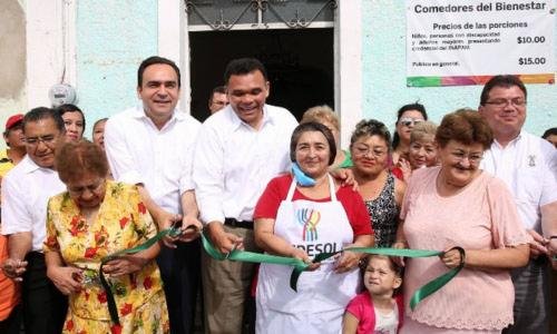 Rolando Zapata Bello inaugura con adultos mayores el comedor número 20 Foto: Especial