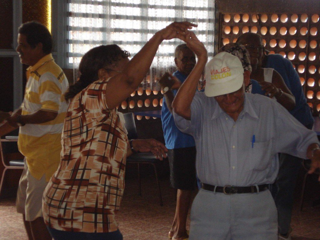 ancianos bailando