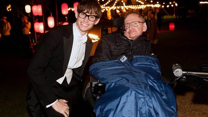Eddie Redmayne, junto al astrofísico Stephen Hawking, cuya vida ha llevado al celuloide
