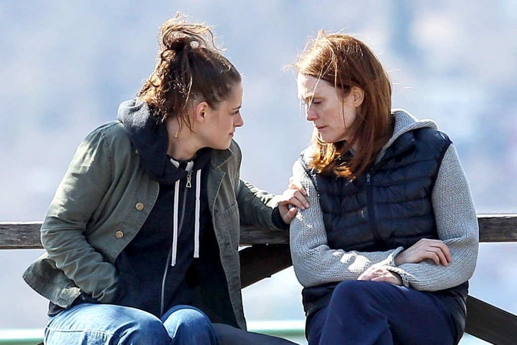 Fotograma de "Still Alice" (2014), Kristen Stewart (izquierda) y Julianne Moore