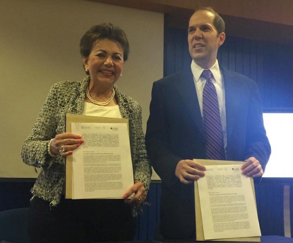 Aracely Escalante Jasso, titular del INAPAM y Carlos Güereca Lozano, Rector de  la Universidad Interamericana para el Desarrollo, UNID 