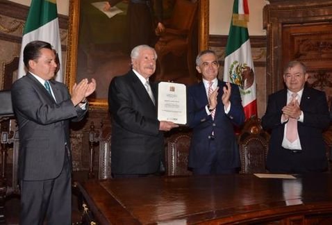 El primer actor Ignacio López Tarso recibe el reconocimiento como "Ciudadano distinguido de la Ciudad de México" por parte del jefe de Gobierno capitalino, Miguel Ángel Mancera. (@ManceraMiguelMX)