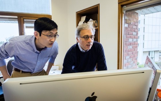 El investigador Douglas Melton (derecha). / UNIVERSIDAD DE HARVARD