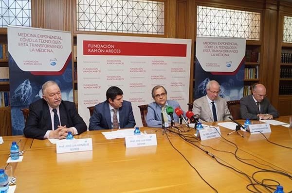 El profesor José Luis González Quirós, profesor de Filosofía de la Universidad Rey Juan Carlos, el profesor José Luis Pons Rovira, director del Grupo de Neuro‐Rehabilitación del Departamento Neurobiología Funcional y de Sistemas (Instituto Cajal ‐ CSIC); el doctor José Luis Puerta López-Cózar; el profesor Ramón Martínez Máñez, director científico del CIBER‐BBN; y el doctor Carlos Bernabéu González, CEO de Arborea Intellbird