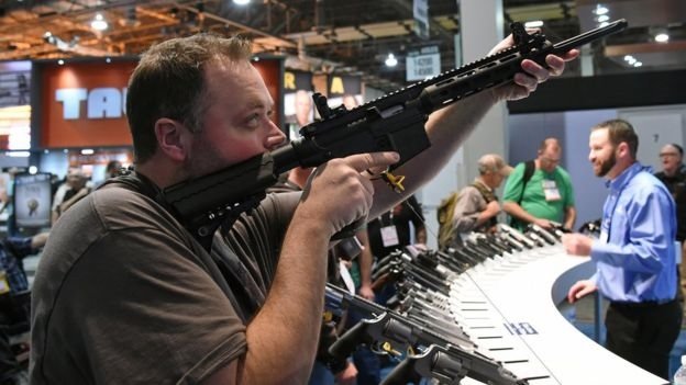En Estados Unidos son muy populares las ferias y exposiciones de armas. Foto: Getty Images