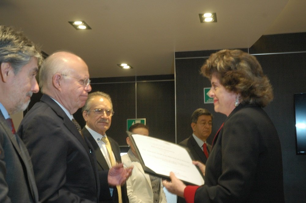 Se reconoce al cirujano dentista, Aquiles Brindis Rodríguez