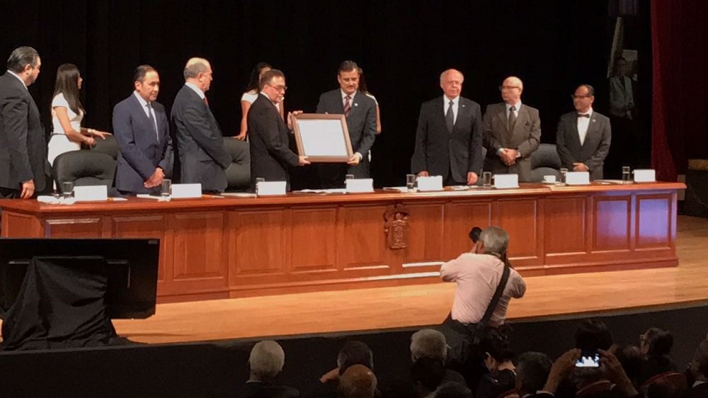Reconocen a médico mexicano que trasplanta células madre