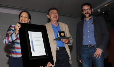 Juan Tovar, el escritor de las farsas sobre la actualidad política