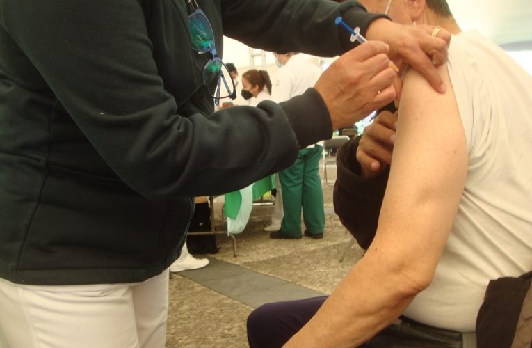 Habrá tercera dosis de vacunas para las personas adultas mayores