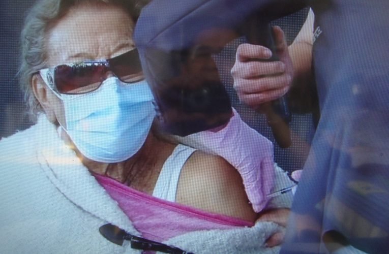 En seis entidades del país se inicia la vacuna de refuerzo para las personas mayores