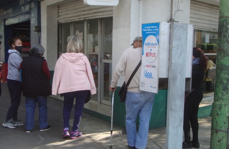 Sin distinción social las personas adultas mayores cobran la Pensión Universal