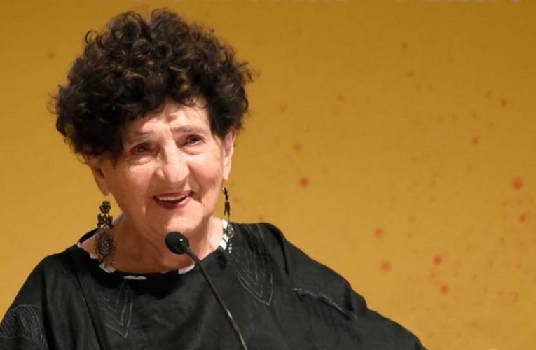 La novelista de la mente morbosa que escribe tuits como si no hubiera usado ropa interior