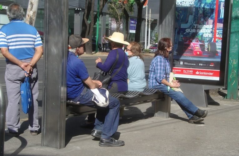 Nuevas tarjetas de la pensión universal a personas mayores de la Ciudad de México