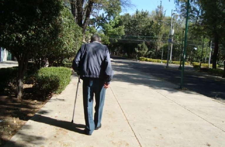 Acusan a dos mujeres de explotar financieramente a adulto mayor y quedarse con su guagua