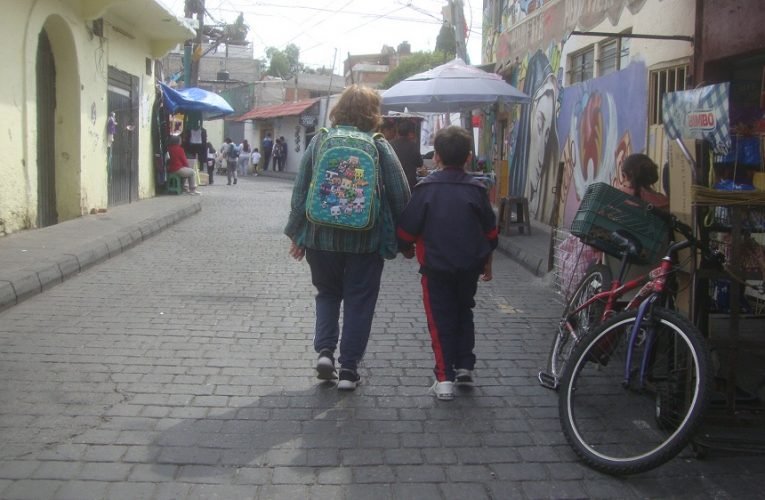 Proponen que pensionados inscriban en el IMSS a sus nietos huérfanos por el Covid 19