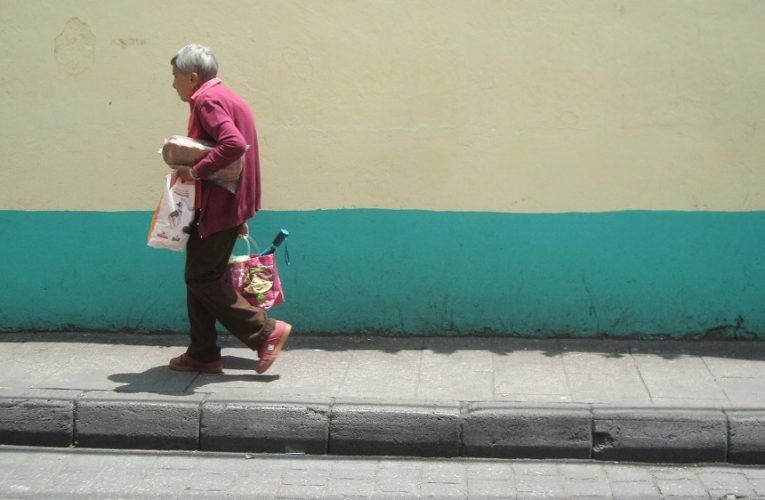 Apenas estamos entendiendo el papel de la soledad en el deterioro mental de los adultos mayores