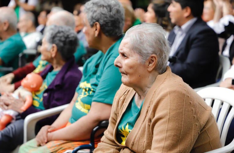 Incluyen a todos los adultos mayores de 69 años al programa de pensión