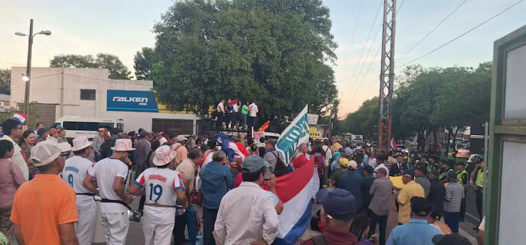 Adultos mayores protestan sobre Mariscal López y se genera un caos vehicular