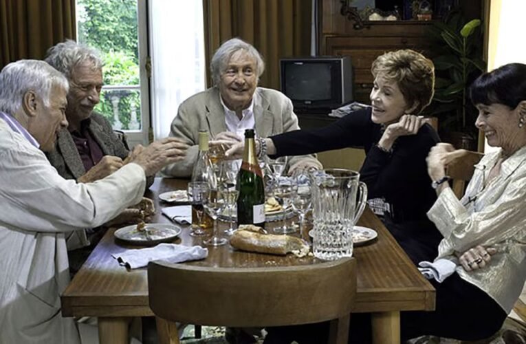 Cinco amigos jubilados deciden vivir juntos: es cine, pero empieza a suceder en la realidad