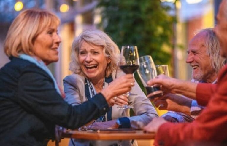 ‘Active seniors’: el perfil de los adultos mayores con alto poder de consumo y vida digital