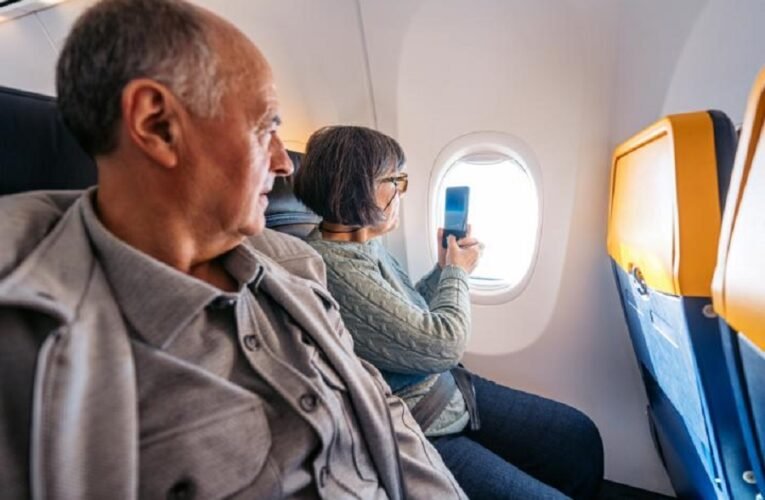 El motivo por el que las personas mayores de 60 años no deberían sentarse juntas en los aviones