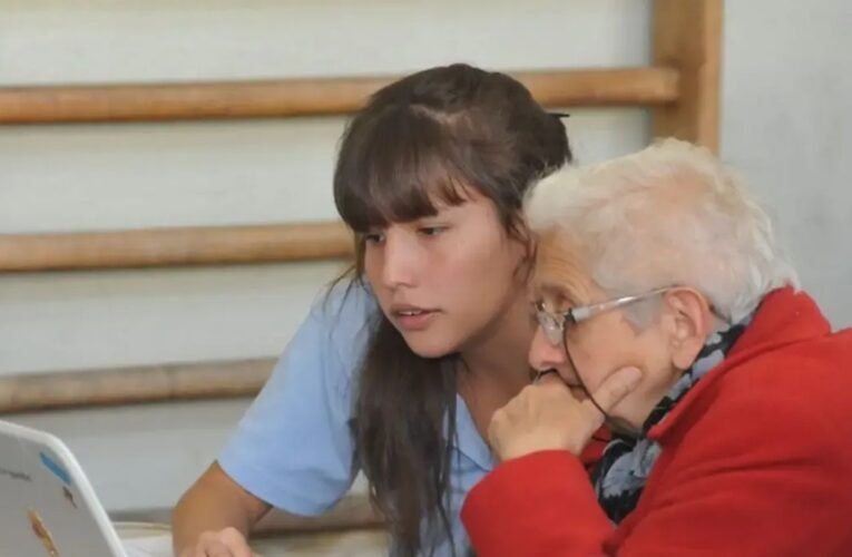 El texto viral que expone una realidad: las barreras tecnológicas para adultos mayores