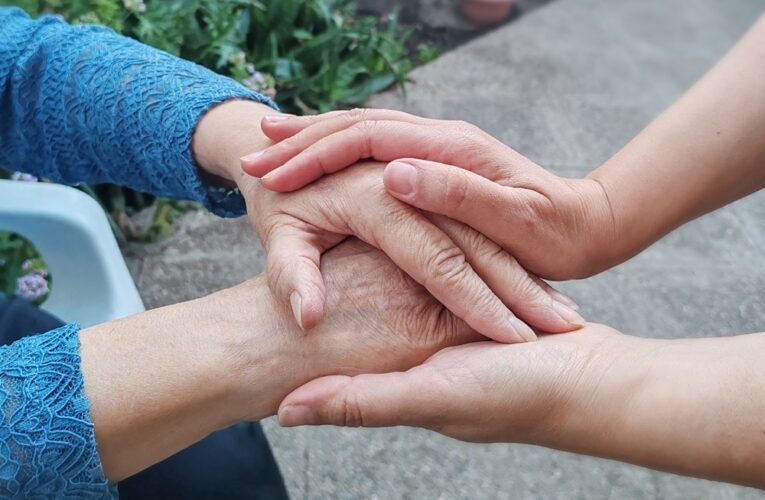 Lanzan curso gratuito para cinco mil personas cuidadoras de adultos mayores