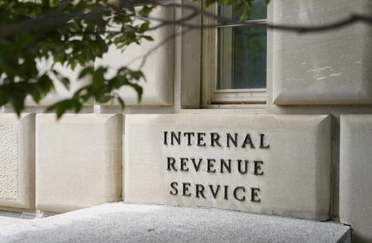 IRS dará una importante ayuda económica a quienes cuidan y conviven con personas mayores de 65 años