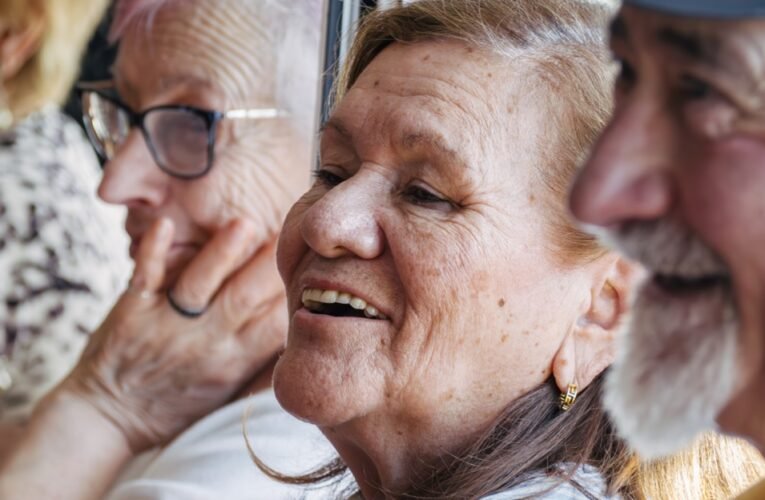 Crear vínculos, ganar bienestar: más de 190.000 personas mayores participan en talleres saludables en Cataluña