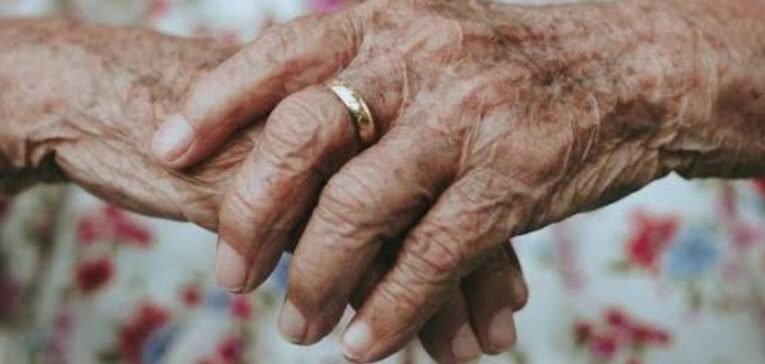 Feminización de la pobreza y endeudamiento en adultas mayores