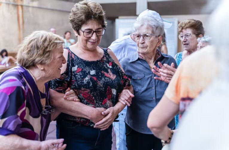 Según la psicología, las personas mayores que tienen pocos amigos no son antisociales, solo más selectivas