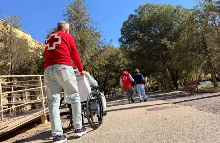 Cruz Roja ayudó a mejorar la vida de más de 231.000 personas mayores y cuidadoras en España en 2025