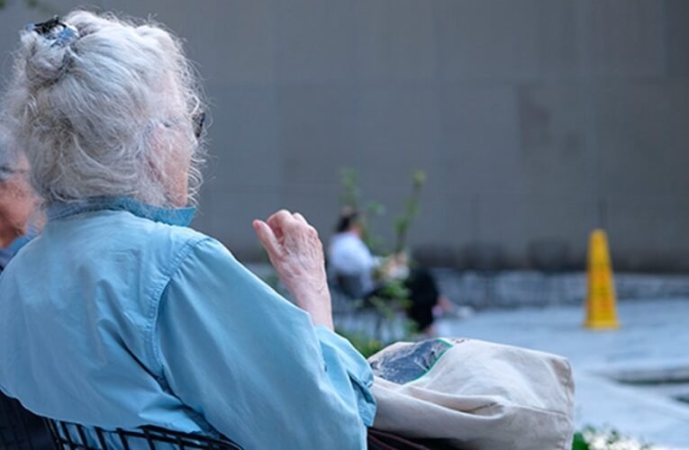 El perfil de los residentes y profesionales de centros de atención a personas mayores